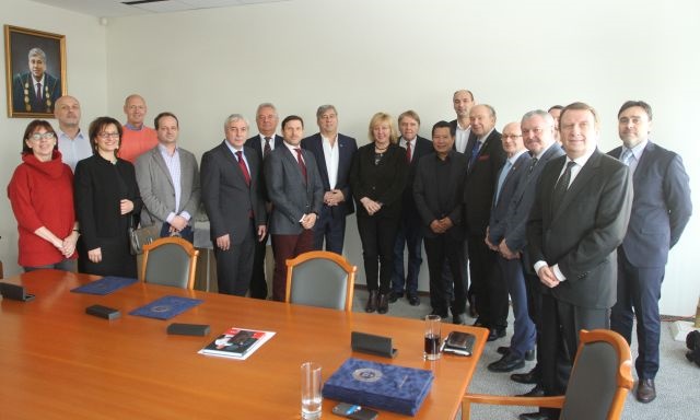 EgyÃ¼tt a szakszÃ¶vetsÃ©gekkel