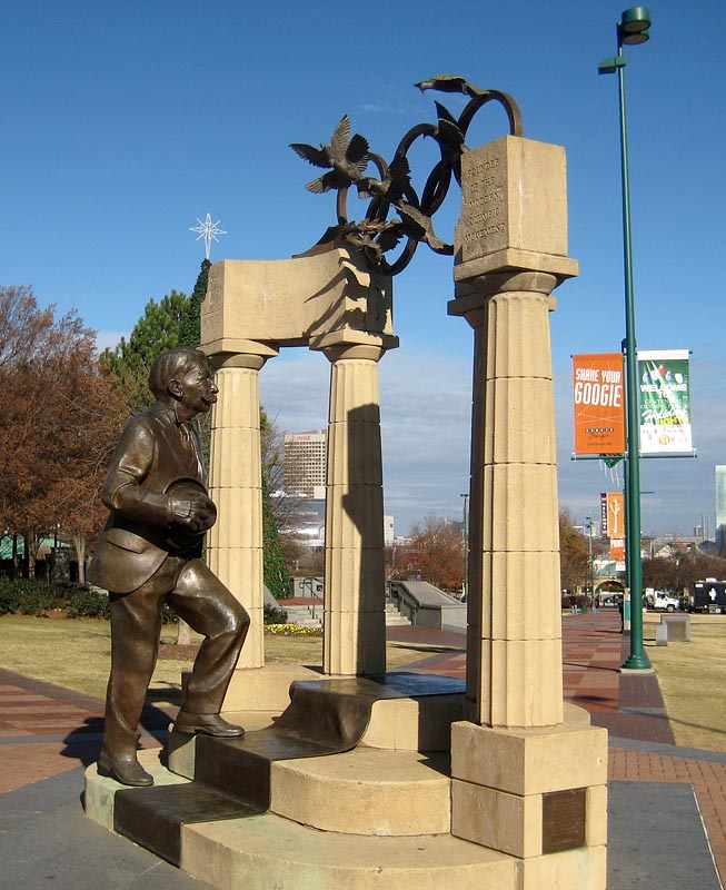 USA-Európa úszóverseny - A Centennial Park Coubertin szobrával