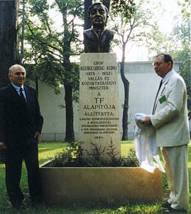 Dr. Glatz Ferenc és dr. Istvánfi Csaba avatta fel a TF alapítójának, dr. Klebelsberg Kunónak a szobrát (1994) Dr. Glatz Ferenc és dr. Istvánfi Csaba avatta fel a TF alapítójának, dr. Klebelsberg Kunónak a szobrát (1994)