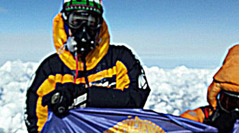 A TF zászlaja az Everest csúcsán