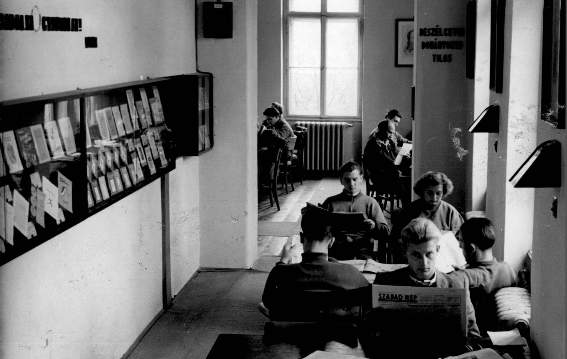 Levéltári kutatási eredmények 1956-ról - Beállított kép a Könyvtárról. Az előtérben a párt szócsövének számító Szabad Nép (1956 után Népszabadság) példányaival.