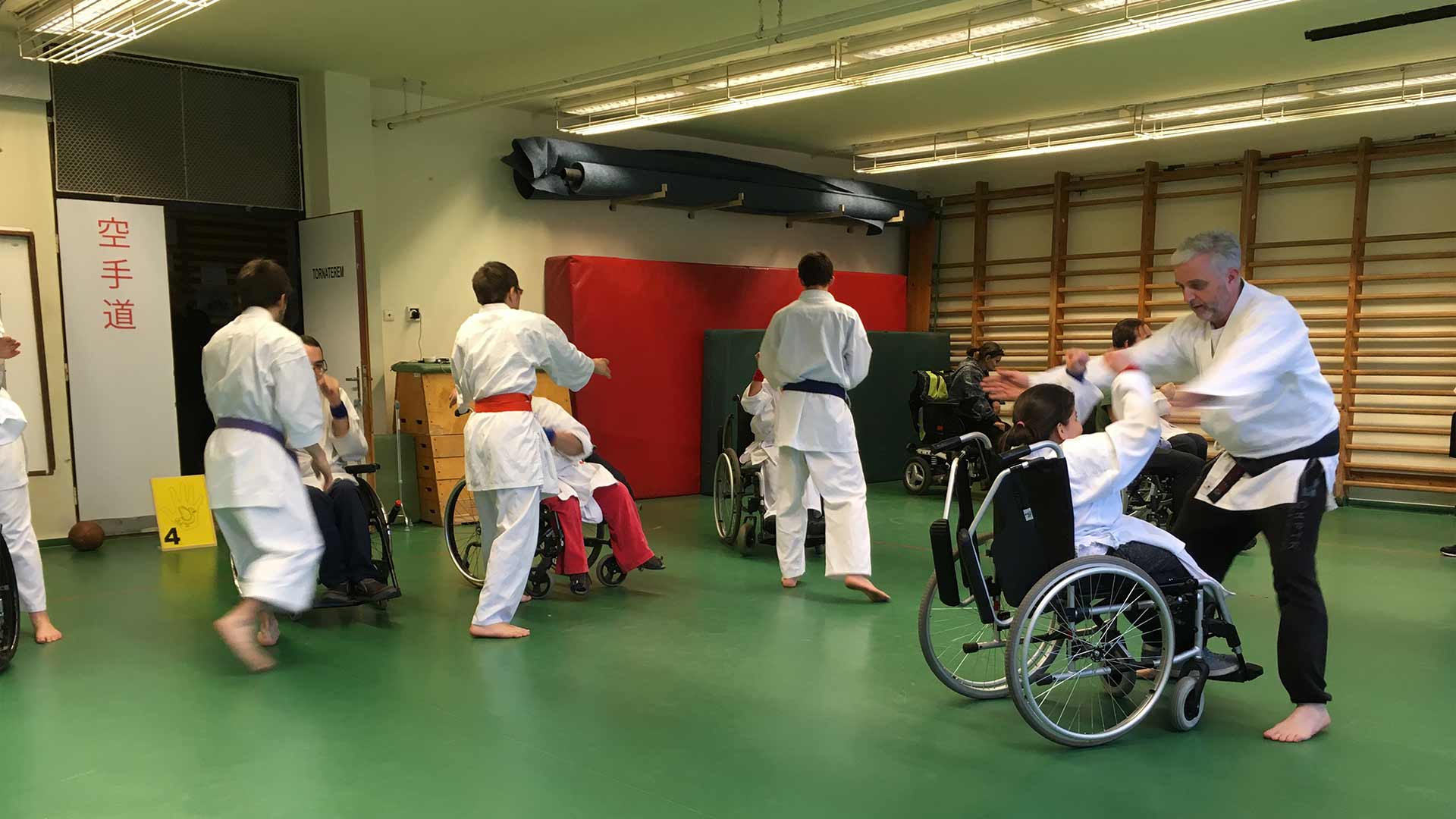 Világhírű vendég a Testnevelési Egyetemen (kerekesszékes karate)