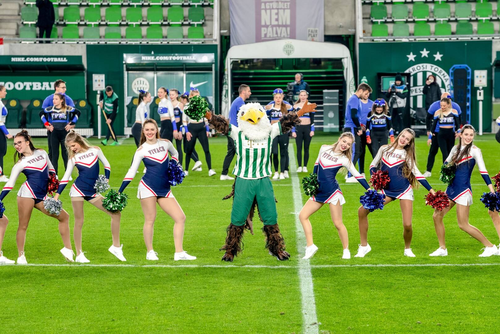 A TFSE cheerleaderei is szórakoztatták a közönséget a Fradi–Újpest futballmeccsen