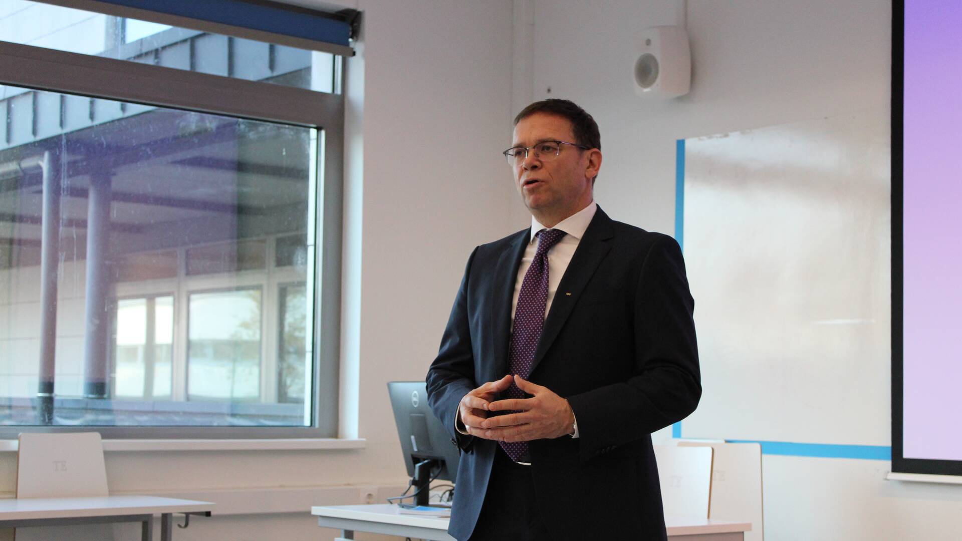 Balázs Fürjes holds lecture for HUSS students 