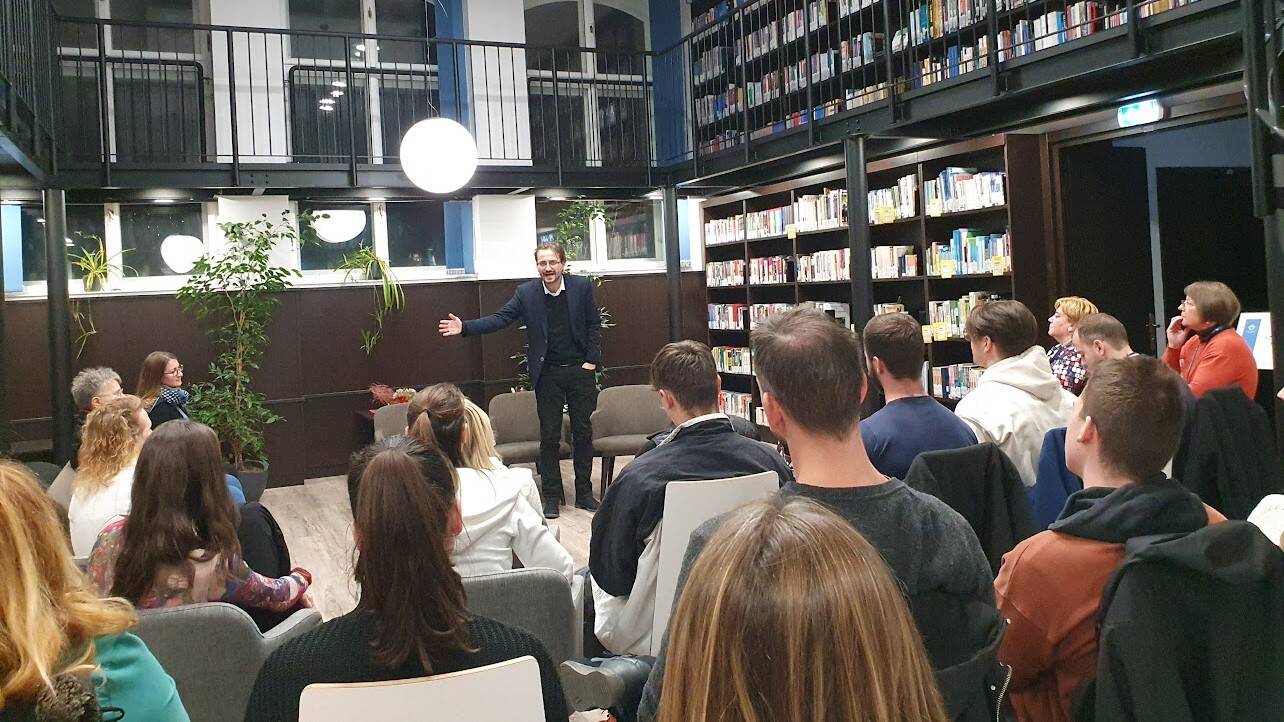 Sikeres előadást tartott a vizsgaidőszak előtti hajrában a TF könyvtárában Limpár Imre