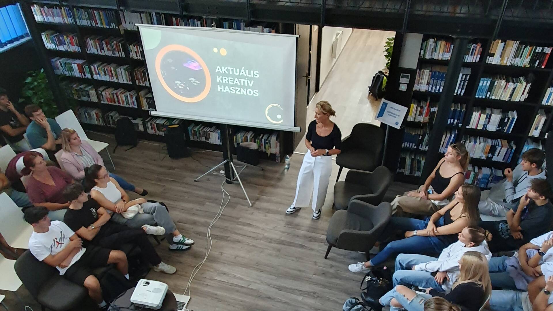 Gog Aniko Hagyj nyomot cimmel tartott eloadast a TF konyvtaraban 2