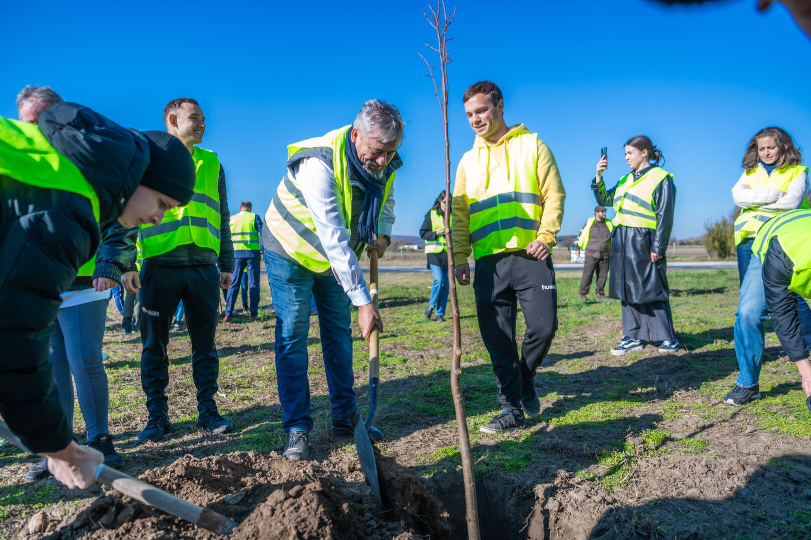 Száz fát ültetett a jövőre százéves TF Kápolnásnyéken 