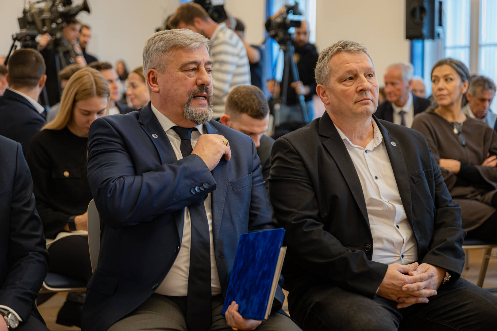 Tizenharom magyar olimpiai es paralimpiai bajnok kezlenyomataval bovult a Magyar Sportcsillagok Fala 1
