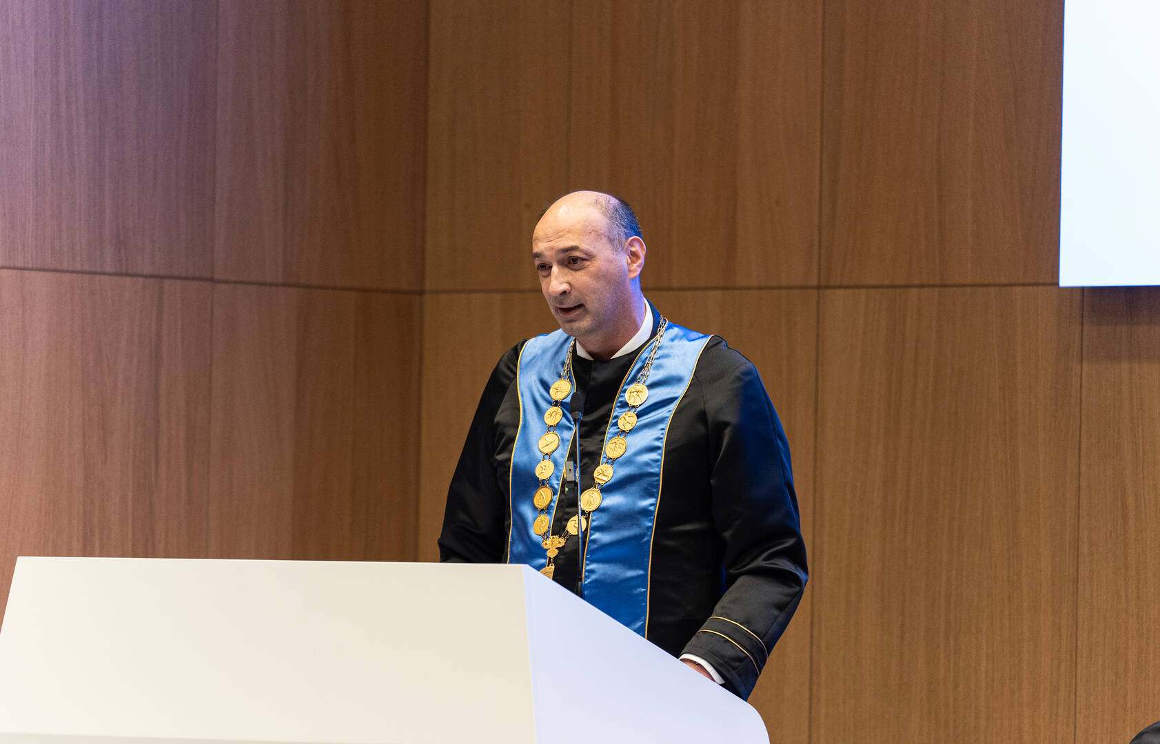 Teli diplomaatado unnepseg a centenarium eveben dijatadoval 2