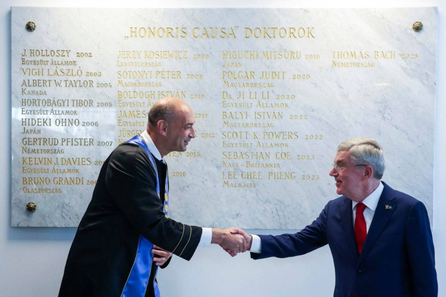 A TF diszdoktorava avattak a NOB elozo elnoket Thomas Bachot 2