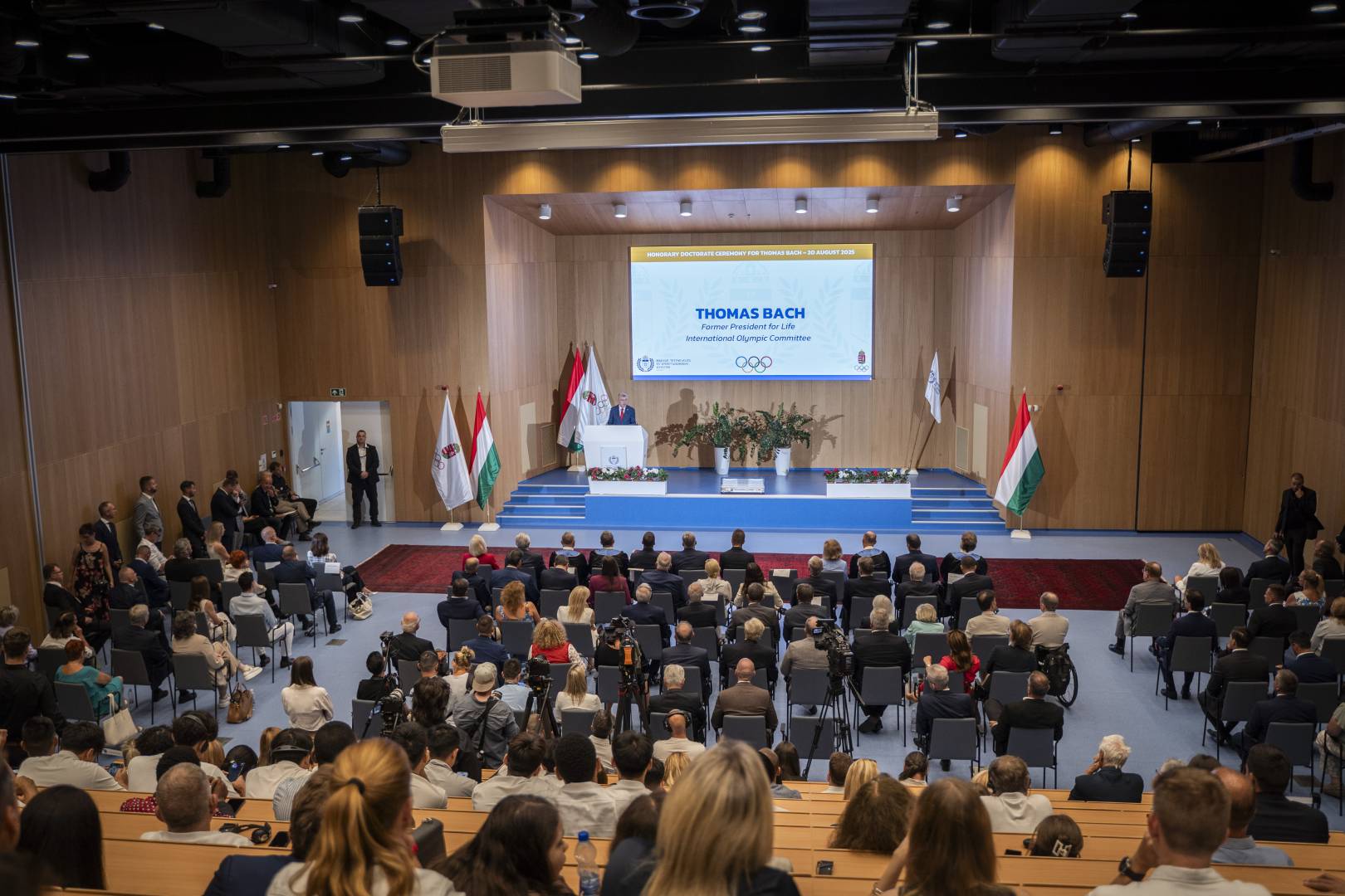 A TF diszdoktorava avattak a NOB elozo elnoket Thomas Bachot 4