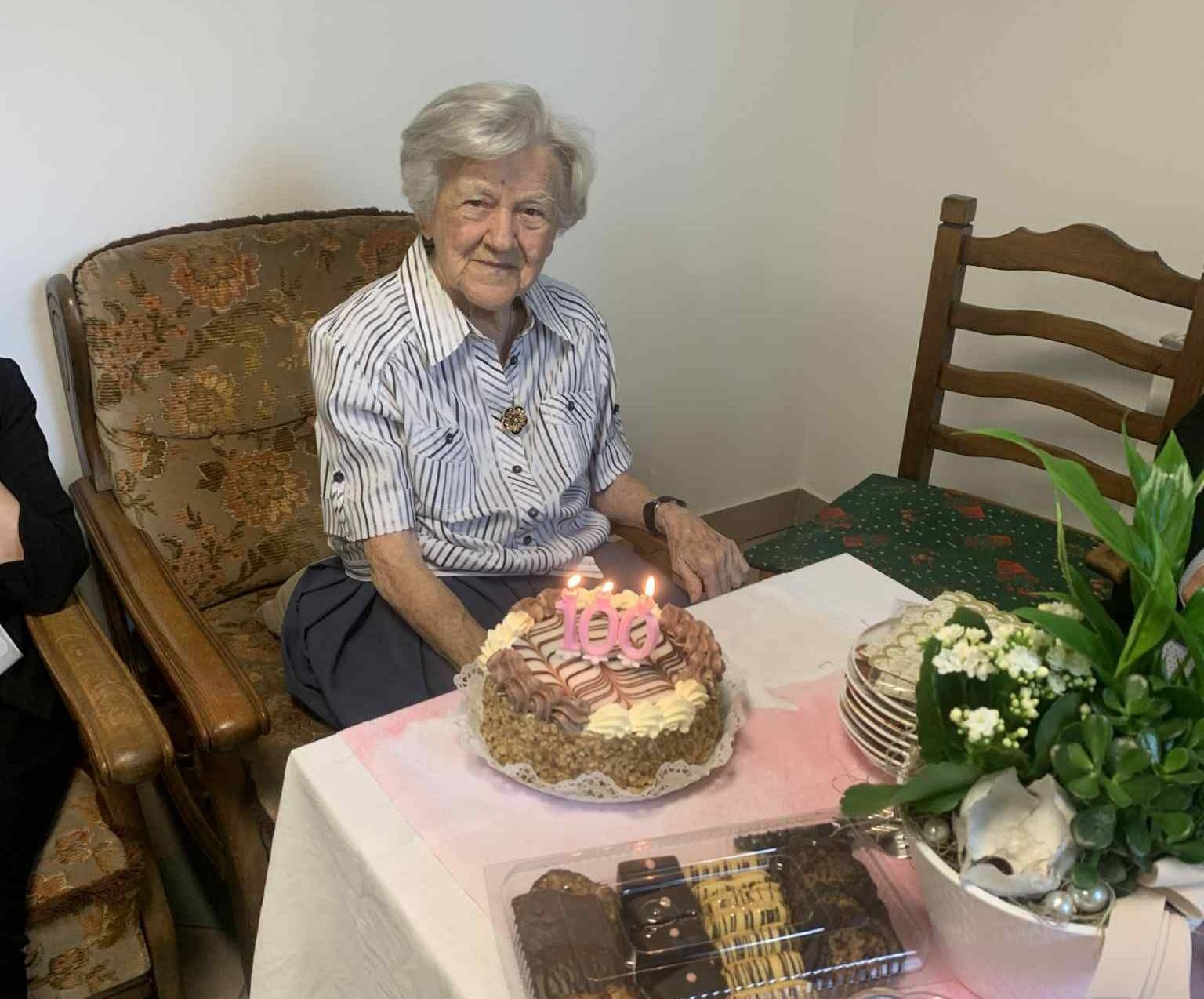 Felkoszontottuk a szazeves Magdi nenit 1