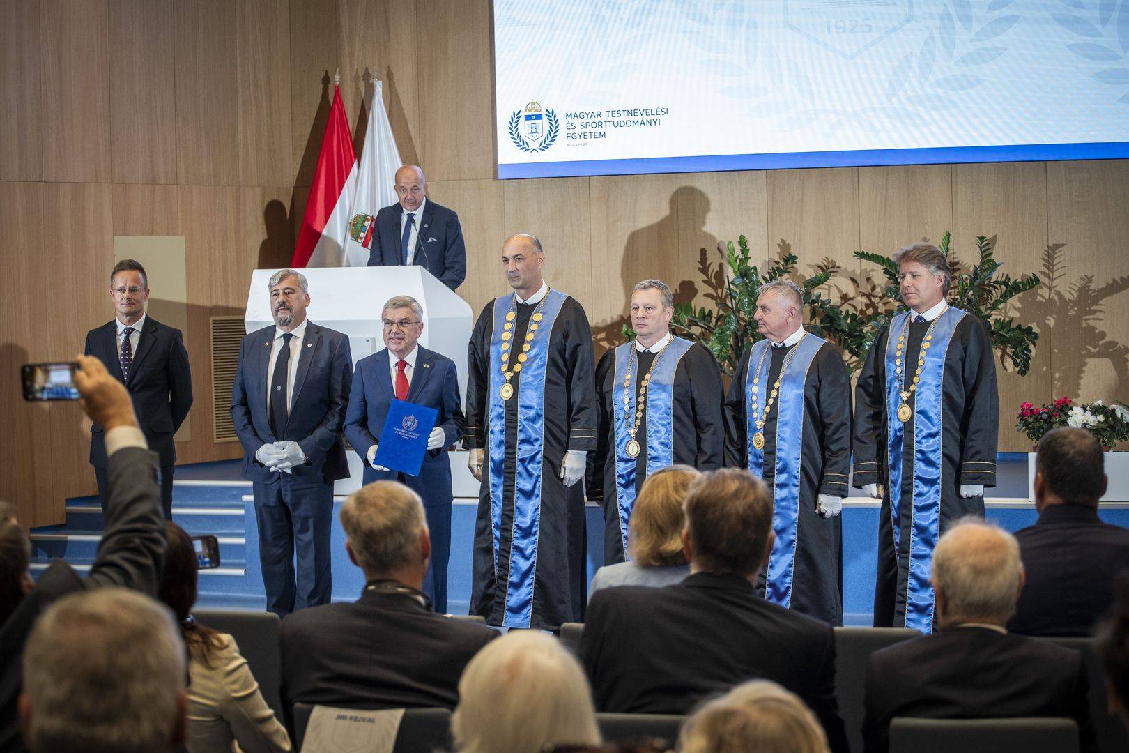 Videon Thomas Bach a TF friss diszdoktoranak eloadasa 2