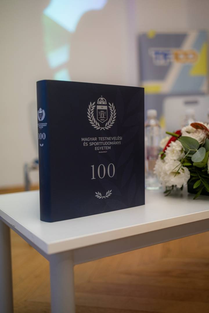 Az elmult 100 evehez melto konyvet adott ki a centenariumat unneplo TF 2