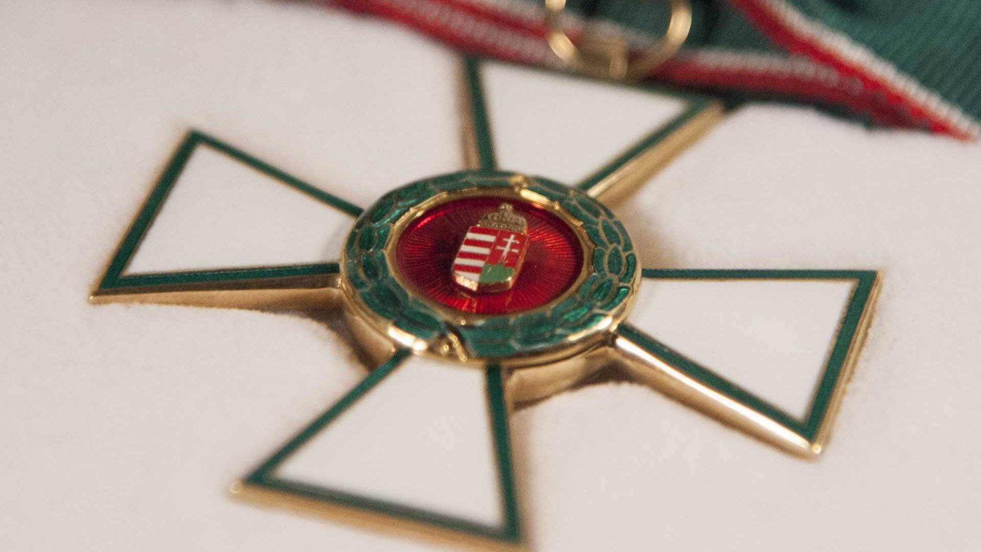 Állami kitüntetést kapott a TF levéltárvezetője, Molnár László