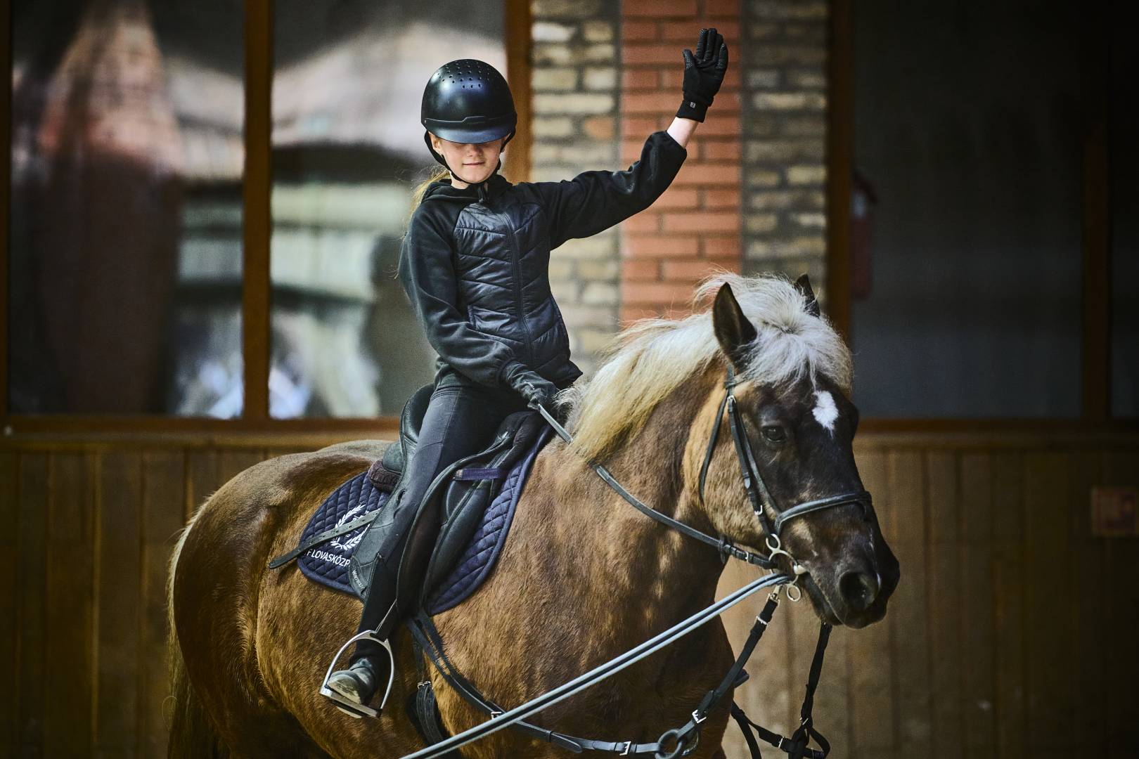 Szuloknek tartott bemutatonappal zarult az Iskolai lovasoktatas program a TF Lovardajaban