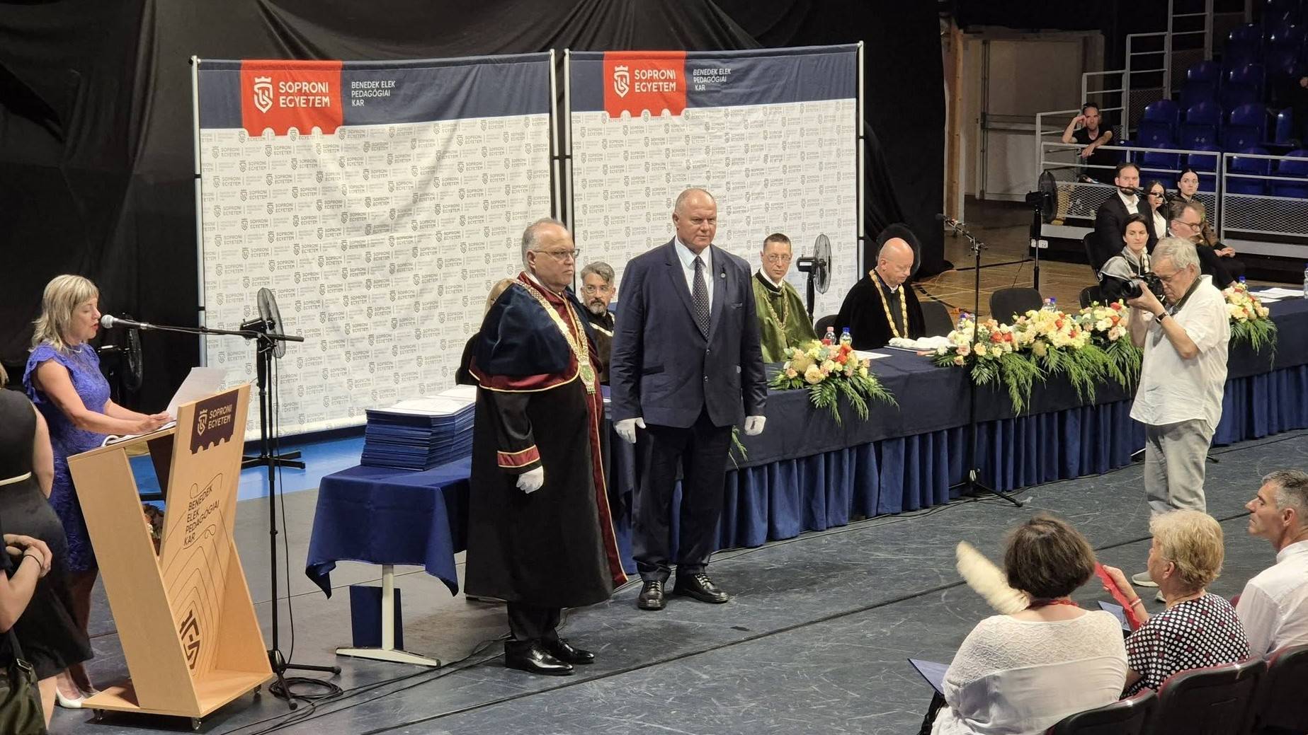 Atvette diplomajat a TF es a Soproni Egyetem kozos kepzesenek elso sportszervezes szakos evfolyama 1