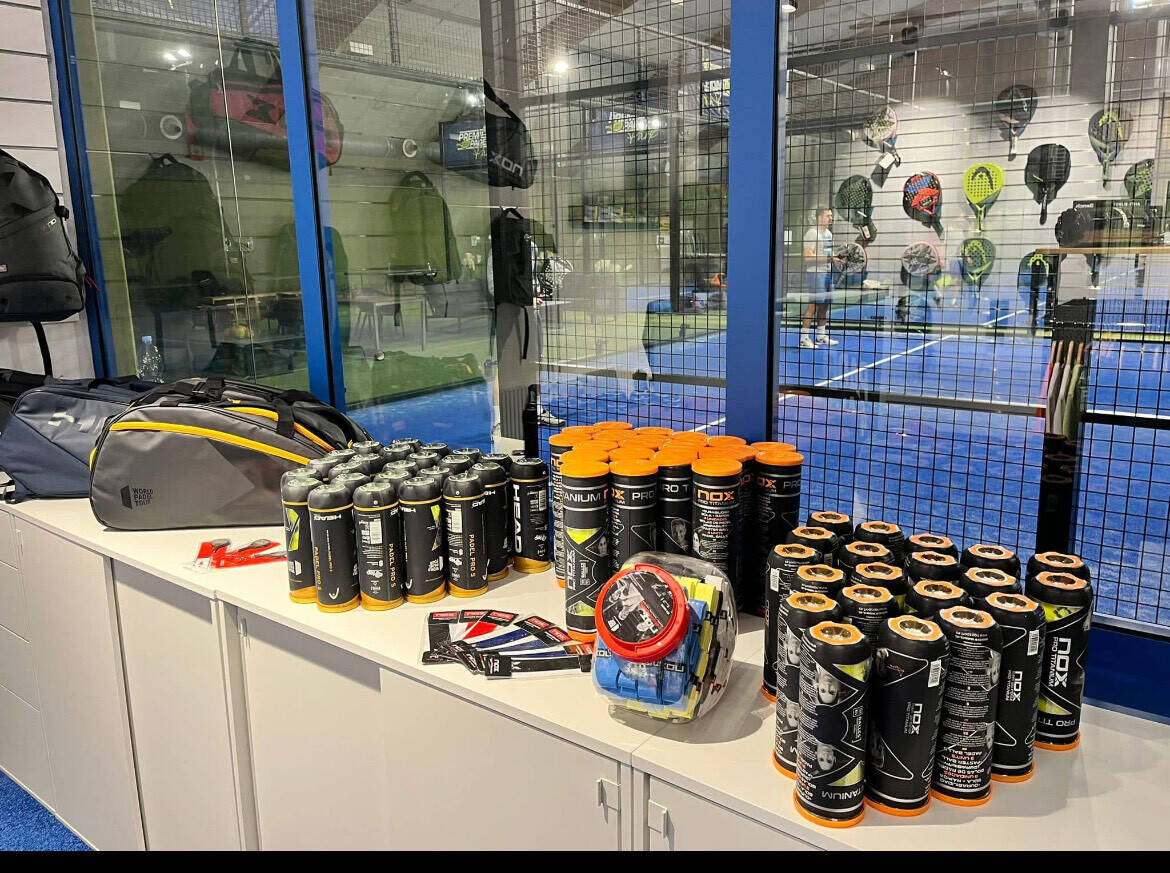 Elado es recepcios az orszag elso padel shopjaban 1